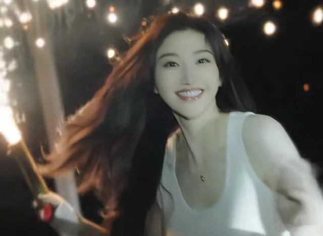 景甜庆37岁生日:白背心+短裙,减龄又高级,笑容好有生命力