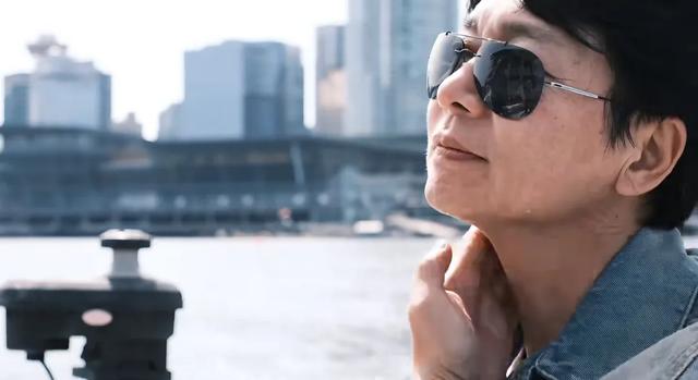 54岁刘奕君在温哥华，开游艇约夏克立出海，钓鱼举杯畅饮生活滋润