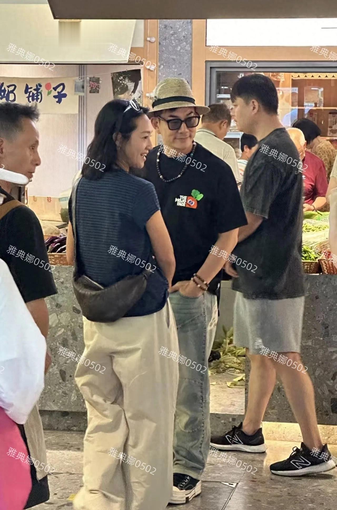 杭州文二菜场偶遇任贤齐和朱丹录综艺，快60岁的任贤齐本人好年轻