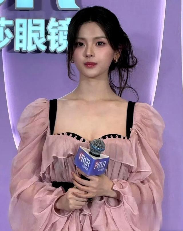杨超越｜活动现场生图，靠颜值出圈就是不一样！ ?经得起镜头的考验