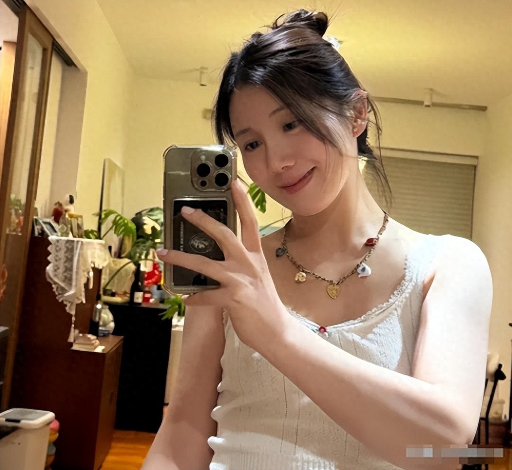 黄景瑜前妻连发数条动态，称曾两次流产、还帮他拿药