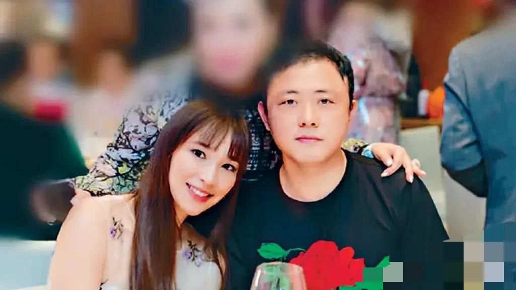 吴佩慈婆婆美国被逮捕,穿白色毛外套,看着很普通不像是有钱人