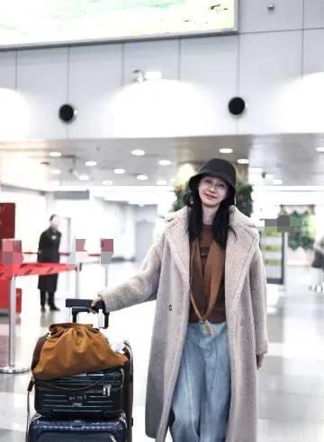 倪虹洁真是中年女人的穿搭标杆!羊羔毛大衣+牛仔裤,时髦又减龄