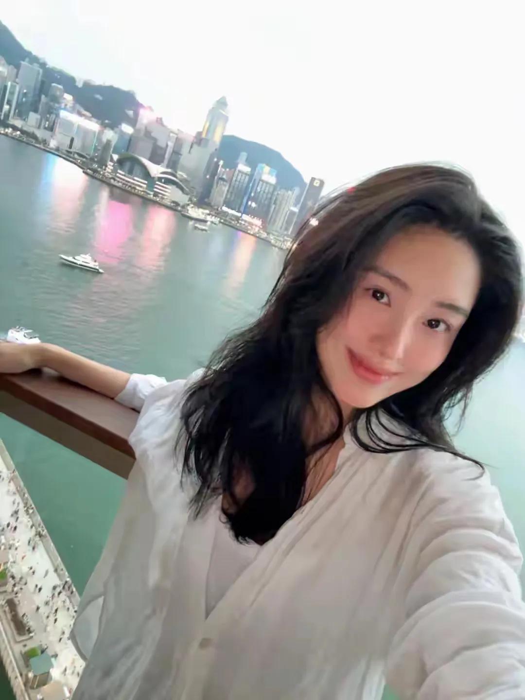 杨采钰戴40万卡地亚回北京，左手无名指戴鸽子蛋钻戒，母凭子贵！