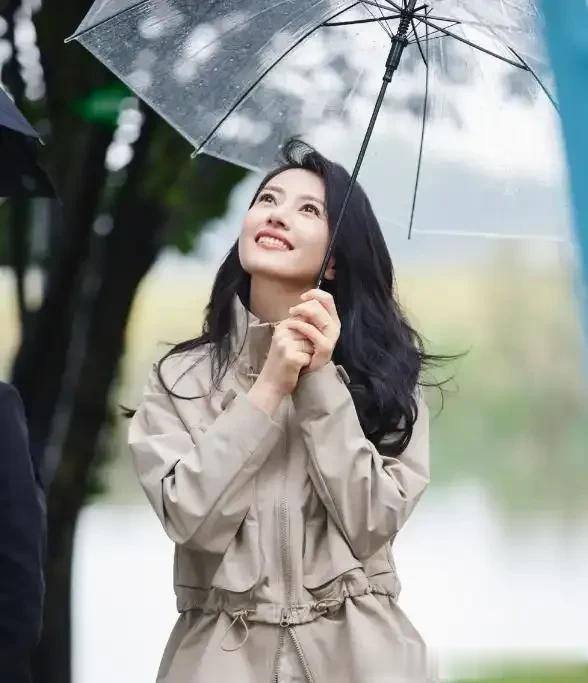 高圆圆烫了油画卷带火了秋冬新穿搭:短外套+半身裙,时髦又洋气