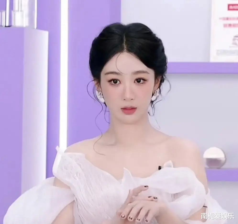 杨紫直播惊艳亮相,花神造型美出圈,高原归来首秀感动全场