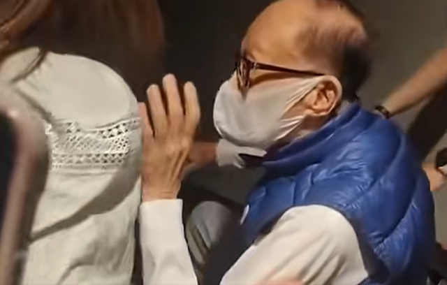 97岁李嘉诚看五月天演唱会,“自驾”电轮椅,头发眉毛都要掉光了