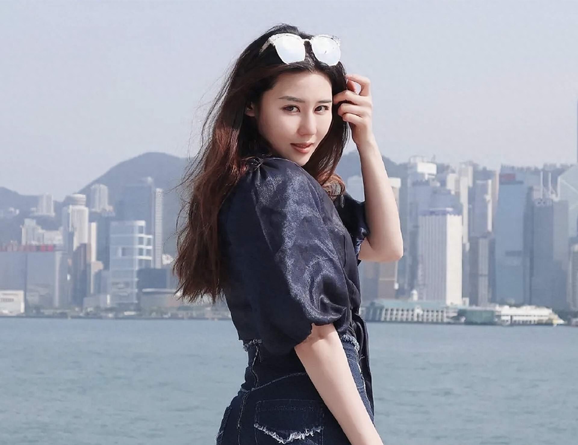 TVB“翻版张柏芝”宣布改名,在内地直播带货,三套房按揭费要还