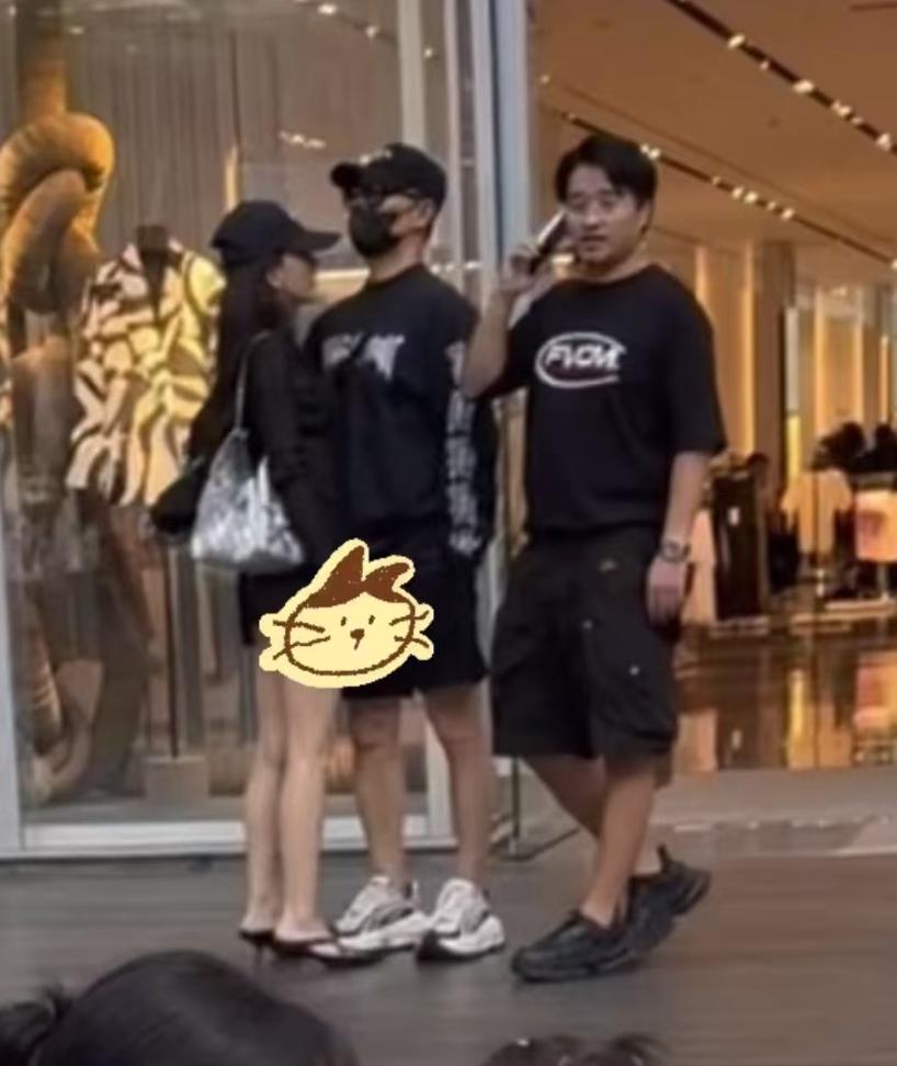 汪峰森林北逛街甜炸了！汪峰搂腰拥她入怀，森林北“望夫眼”好甜