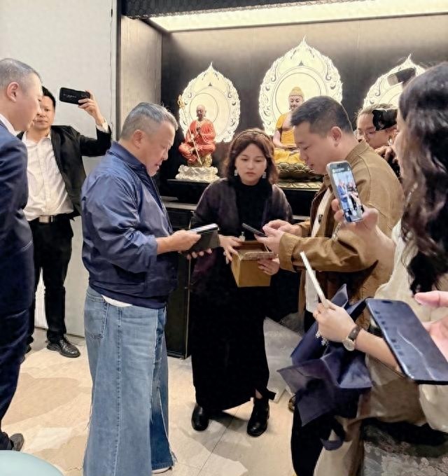 72岁曾志伟现身深圳看艺术展，他的着装一言难尽，裤子不伦不类。