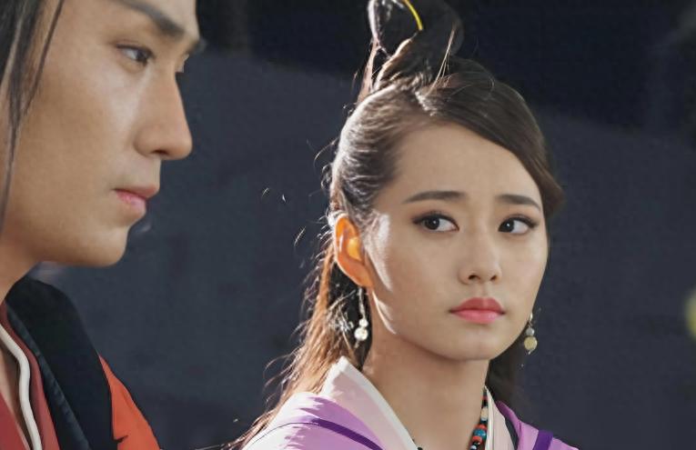 央视《灼灼韶华》开播，本是奔着热依扎去的，却被 36 岁女二惊艳了