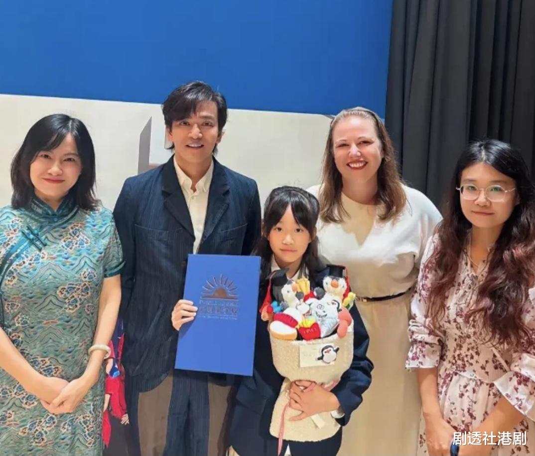 香港知名男星近况曝光！出席活动眼睛浮肿，面部僵硬被指整容过度