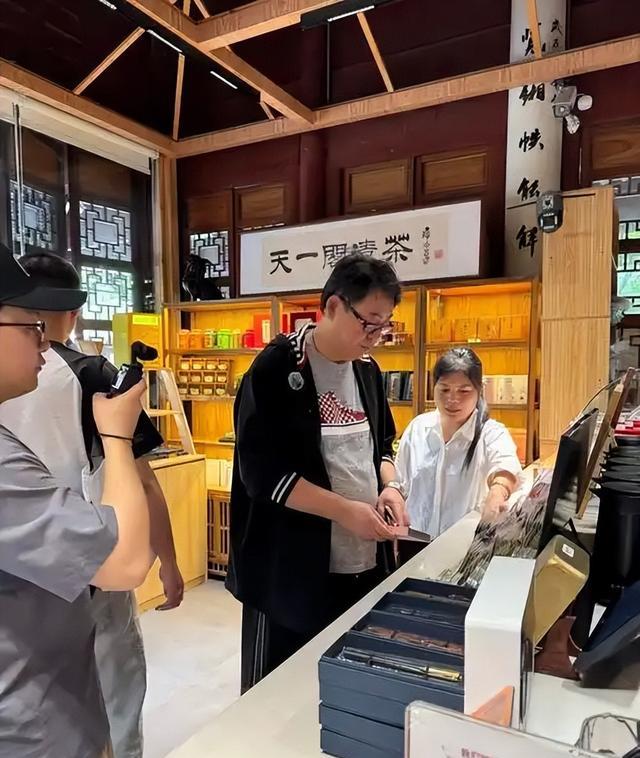 央视出手!坚持和妻子丁克,却和情人生子的高亚麟,再翻不了身了