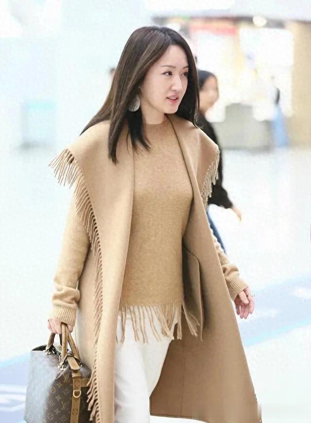杨钰莹真是中年女人的穿搭标杆！驼色大衣+毛衣+白裤子 洋气又高级