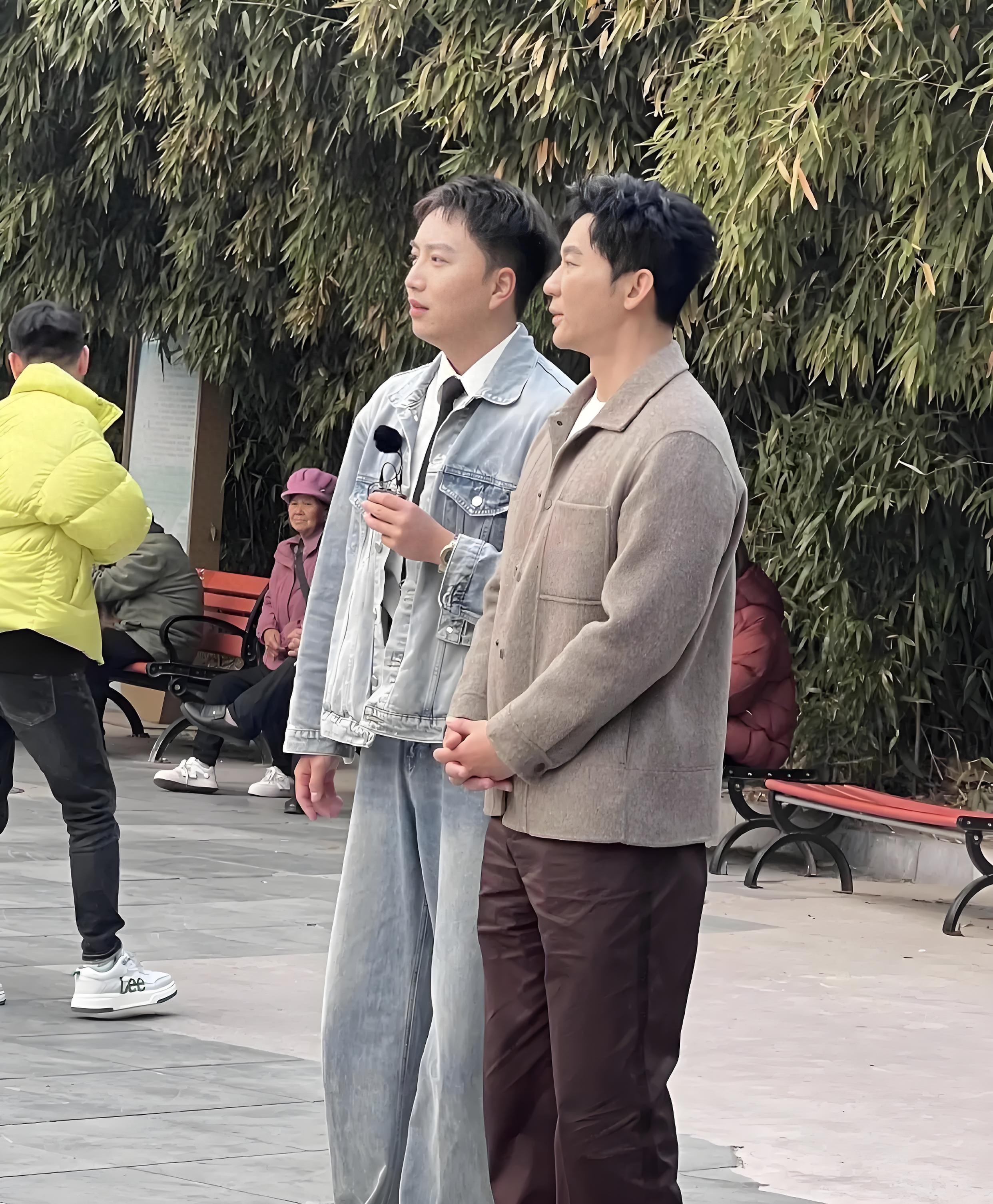46岁李晨北京公园被偶遇,帅气有型魅力足,引得一群大妈热情围观