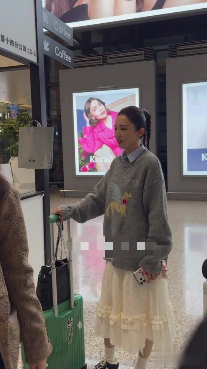 董璇今日回京机场路透照，穿灰色卡通毛衣搭配半裙，妆容精致好美