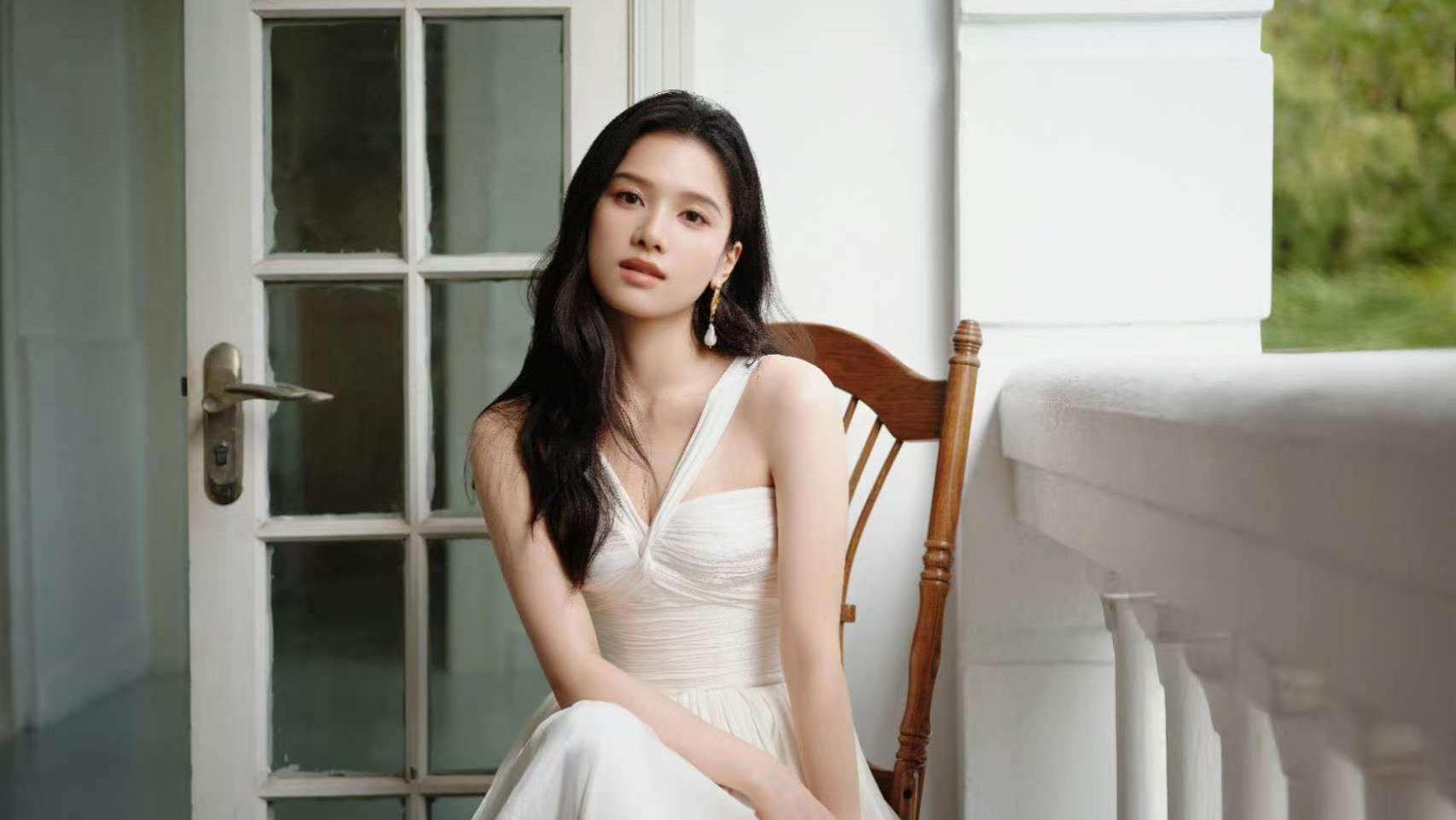 【千姿之美，以纯粹简约诠释奢华优雅】——张婧仪