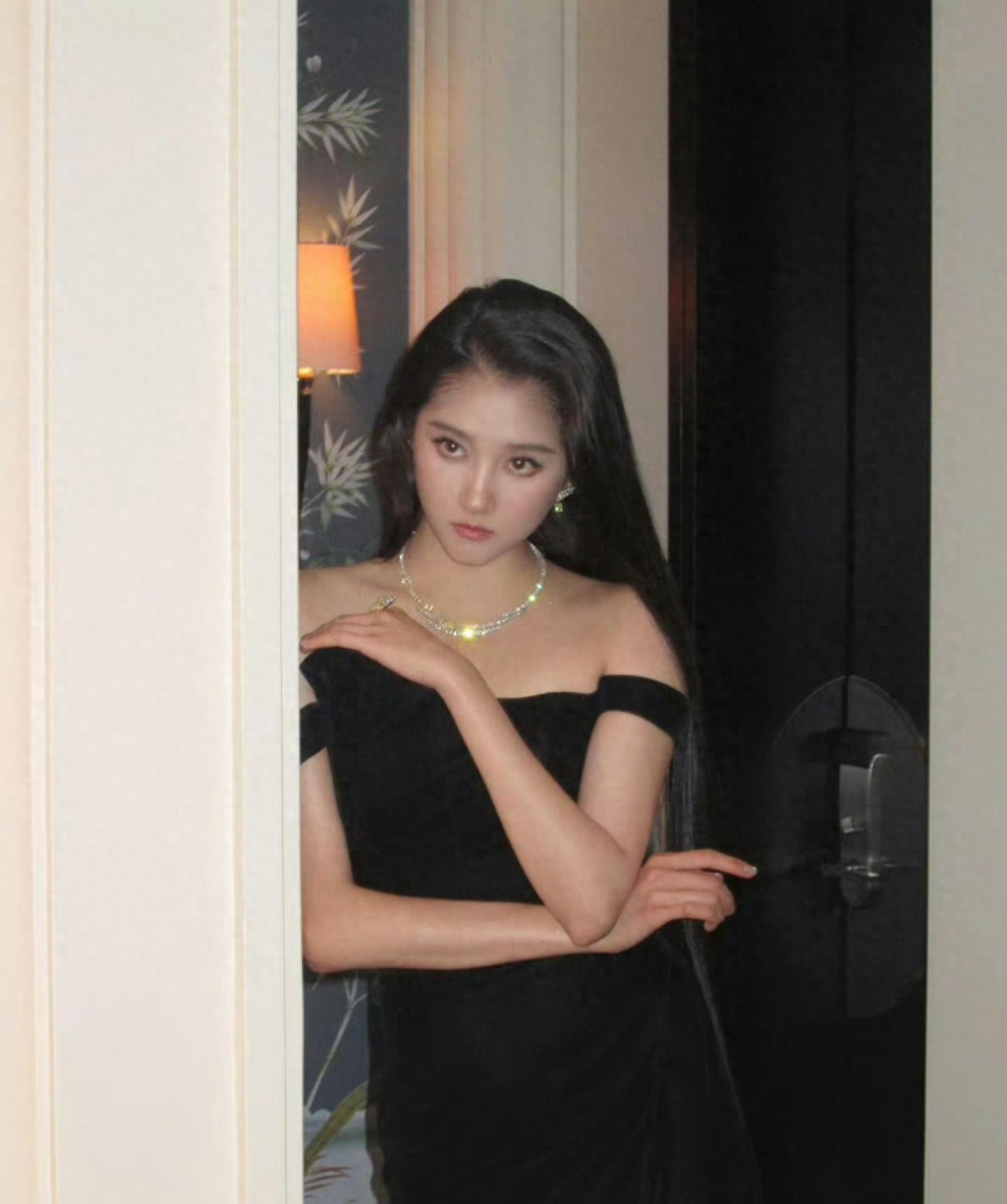 关晓彤美黑后,气场秒变黑天鹅…