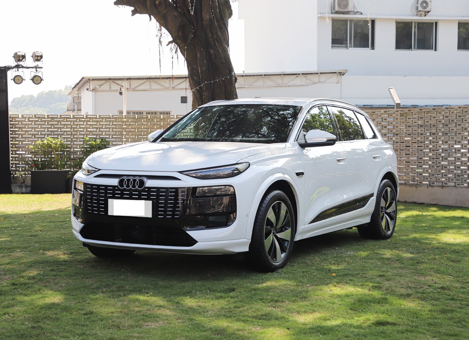 奥迪旗舰纯电SUV到店,华为智驾+双激光雷达,外观豪华续航765Km