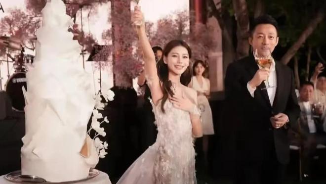 汪小菲夫妇带子女聚餐，随行男司机被邀请一起吃饭，穿黑衣长得帅