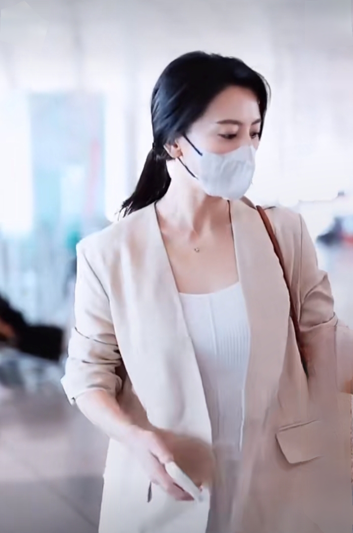 高圆圆现身机场，浅西装配白色长裙，低马尾温婉气质颜值能打
