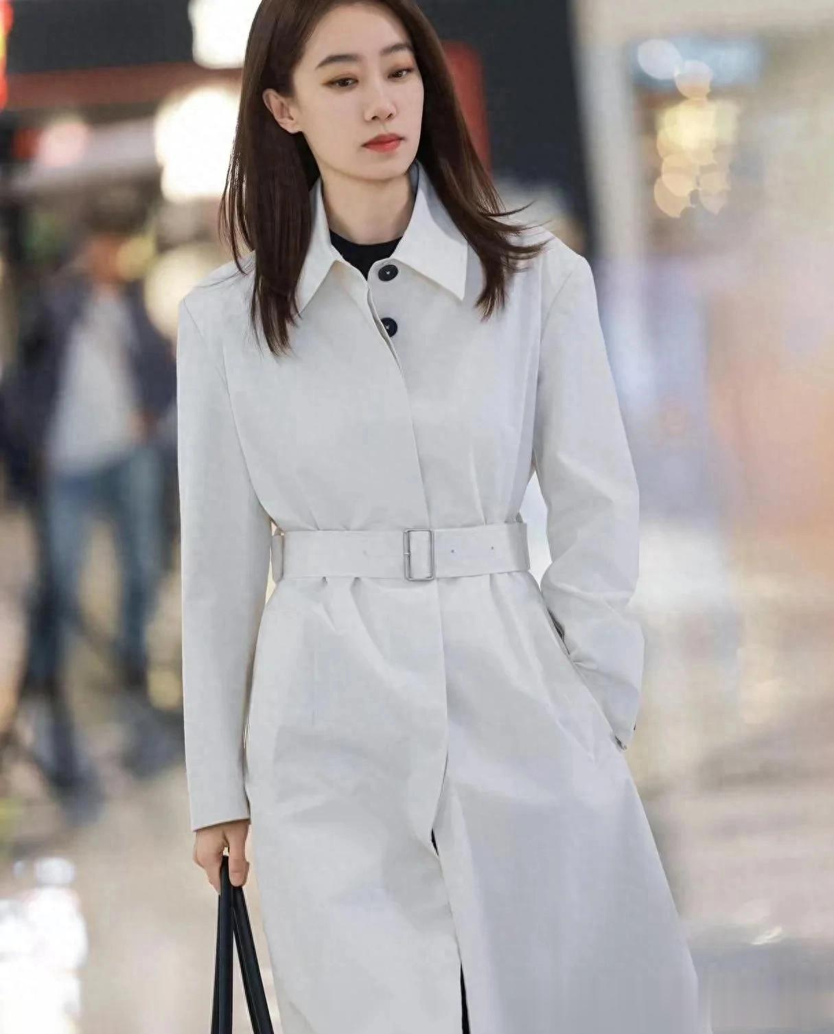 张小斐的气质真是出挑!穿白色风衣+黑色打底衫+直筒裤 简约又高级