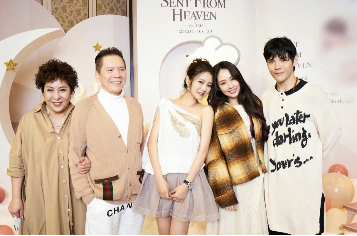 45岁安以轩:素颜松弛显疲惫,带娃聚餐超警惕,豪宅已被查封待拍