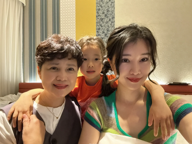 茹萍女儿奚望晒照庆母亲节，祖孙三代都是高颜值，透露自己已离婚