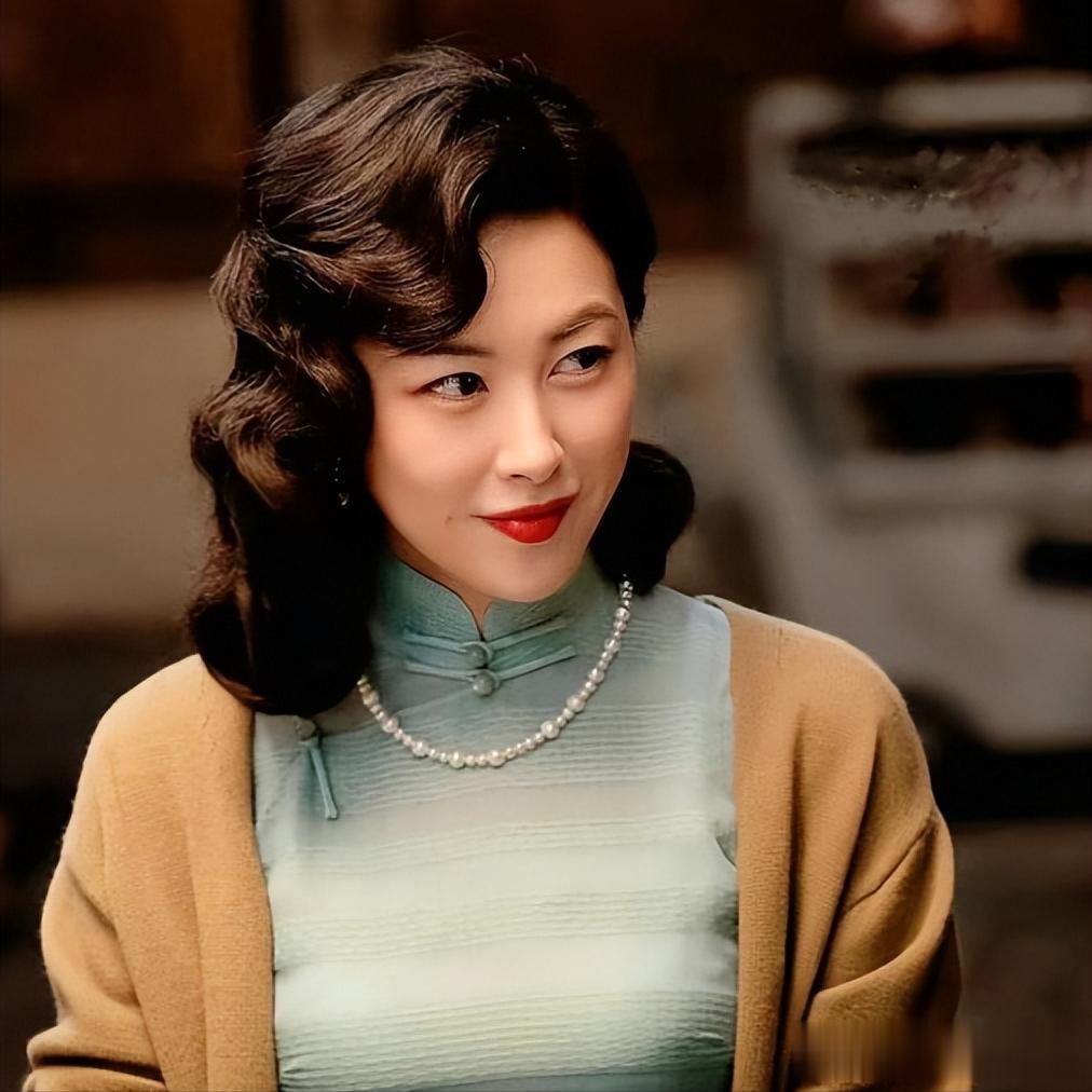 朱珠和老公在新加坡路边等车,她的老公身材高大,长相英俊。