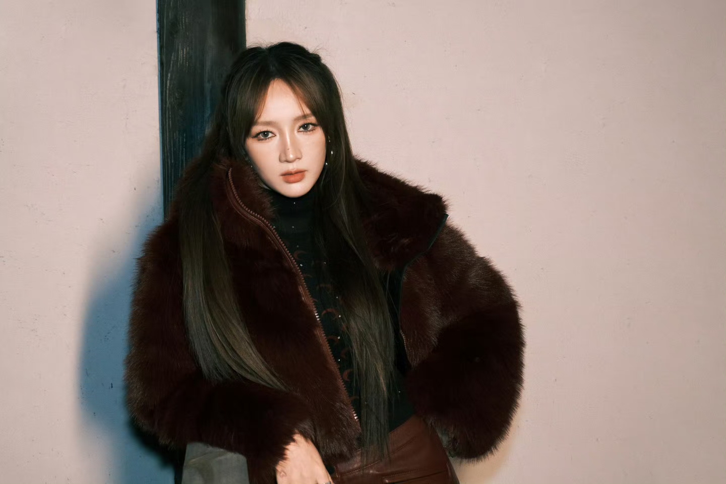 孟佳穿红色皮裤写真，又酷又美