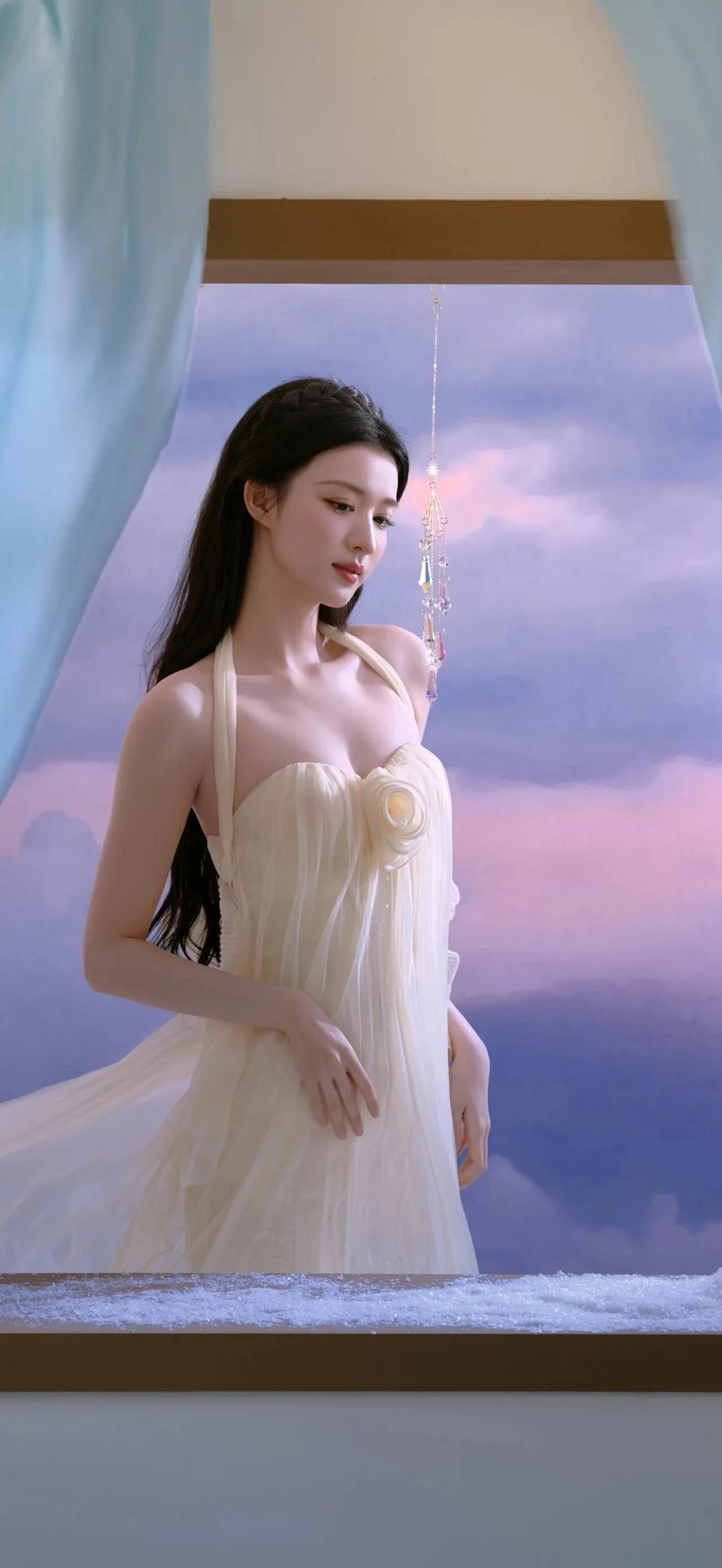 王楚然跨年月光女神造型美翻！白裙仙韵拉满太戳心