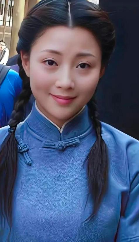 她是演员中的女富豪,豪车多的开不过来,如今45岁却活得像20岁