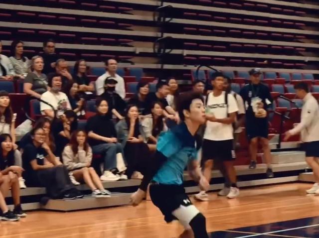 张柏芝罕见晒仨儿子,Lucas 和小Q打球好帅,6岁小儿子侧脸像哥哥