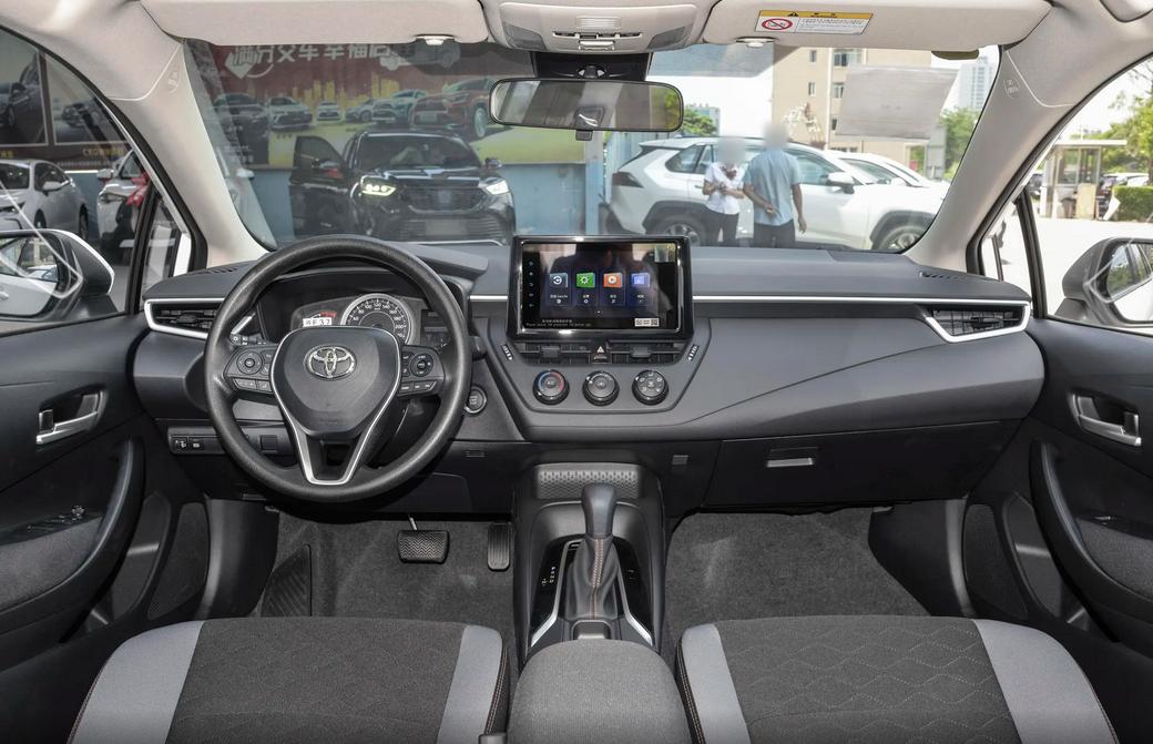 百公里油耗4.06L，卡罗拉提供纯燃油/双擎两种车型，谁更适合你？