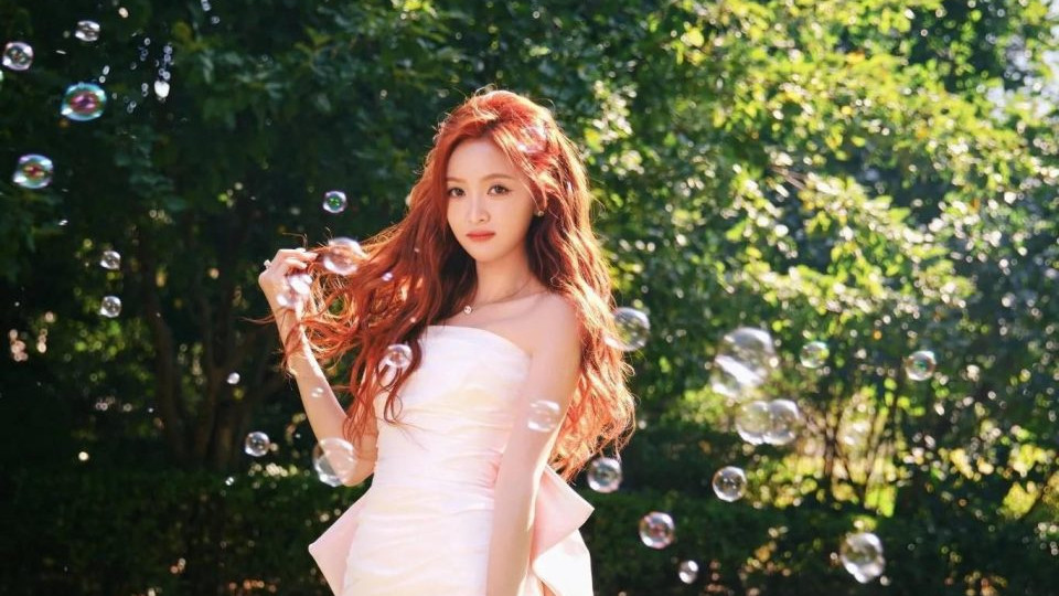 吴宣仪的红发粉裙，让人惊叹的少女感与女人味！