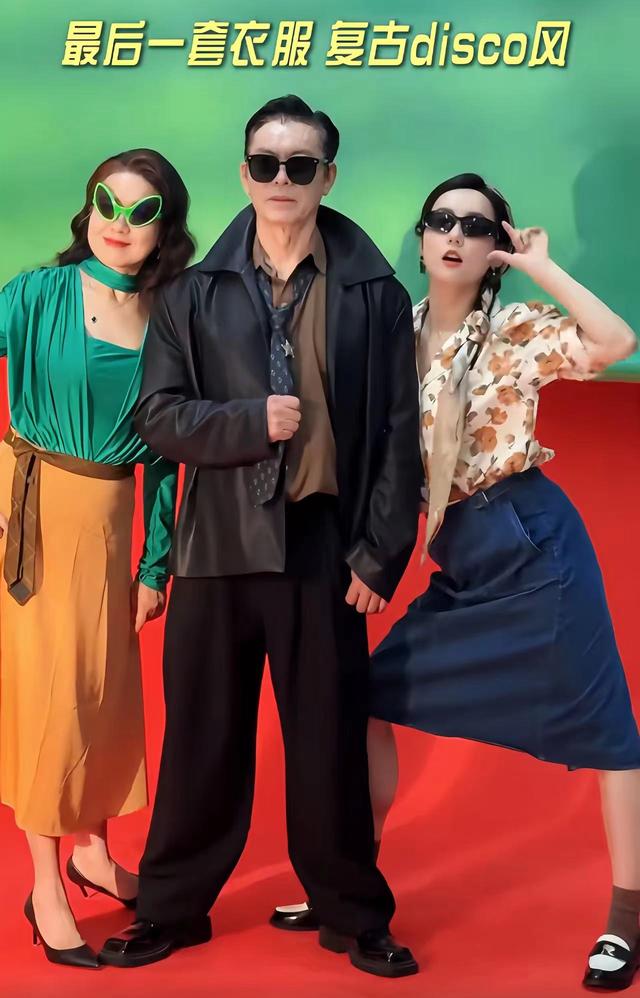 41岁吕一晒全家福!70岁爸爸撞脸刘德华很帅气,钱泳辰缺席引热议