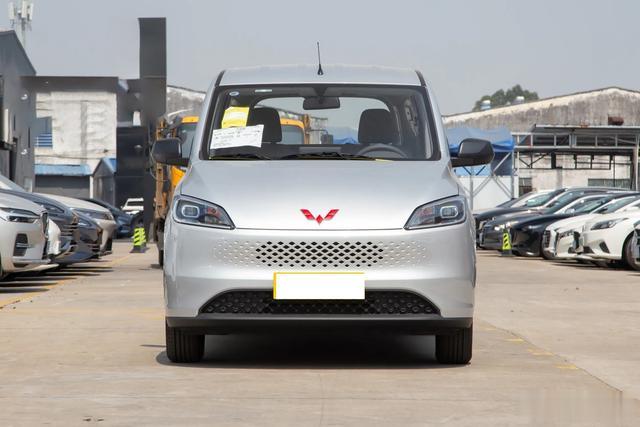 五菱又出“神车”！油耗2.42L，满油电跑1000km，又要卖爆？