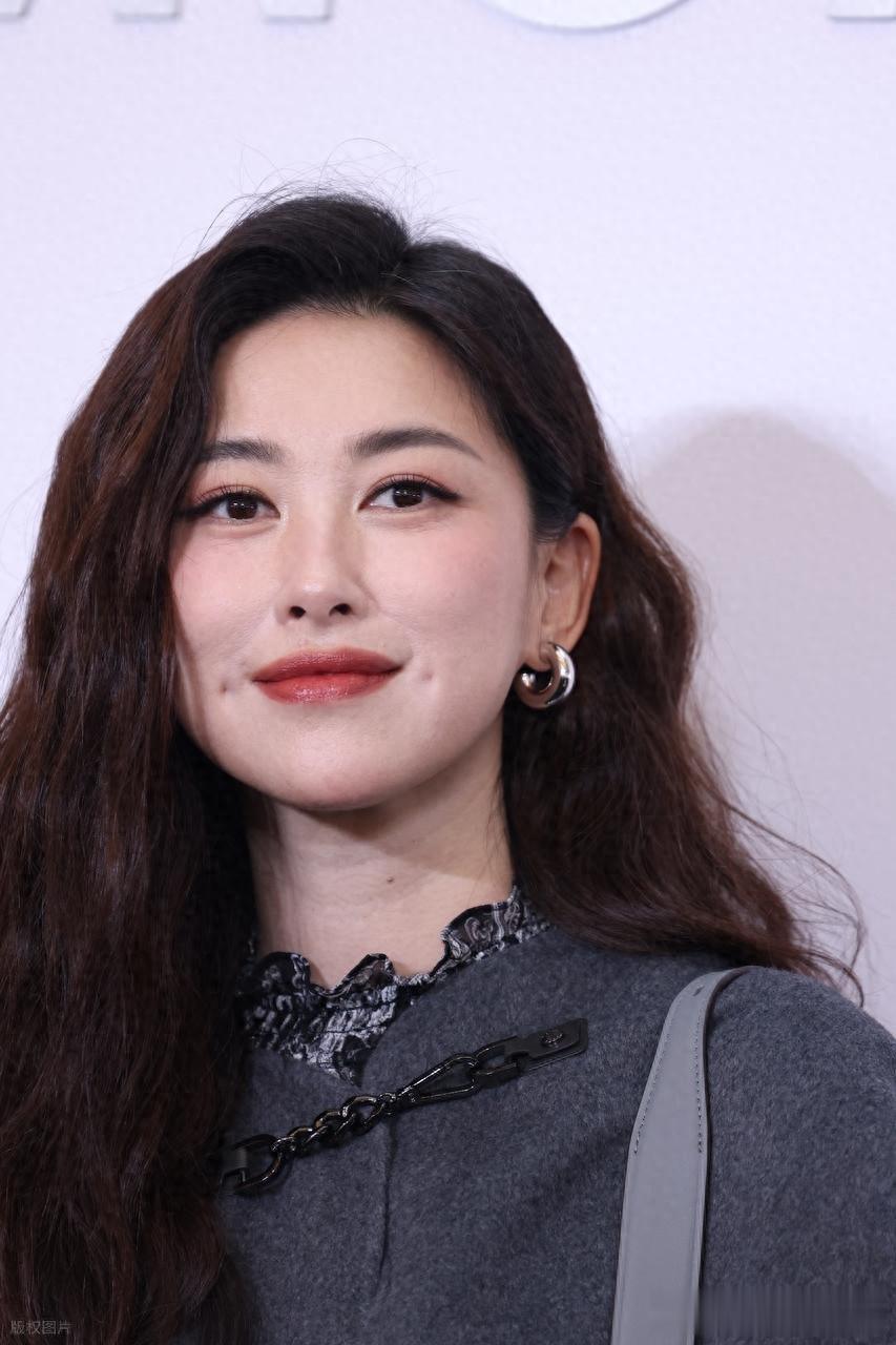 朱珠出席活动，身穿大衣搭配长靴大气十足