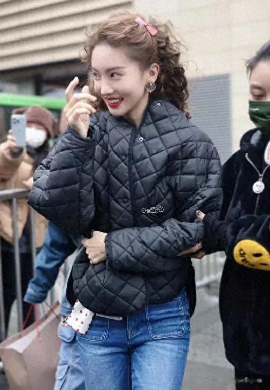 34岁金晨增肥后大变样,新烫了羊毛卷穿羽绒服,美得像换了个人