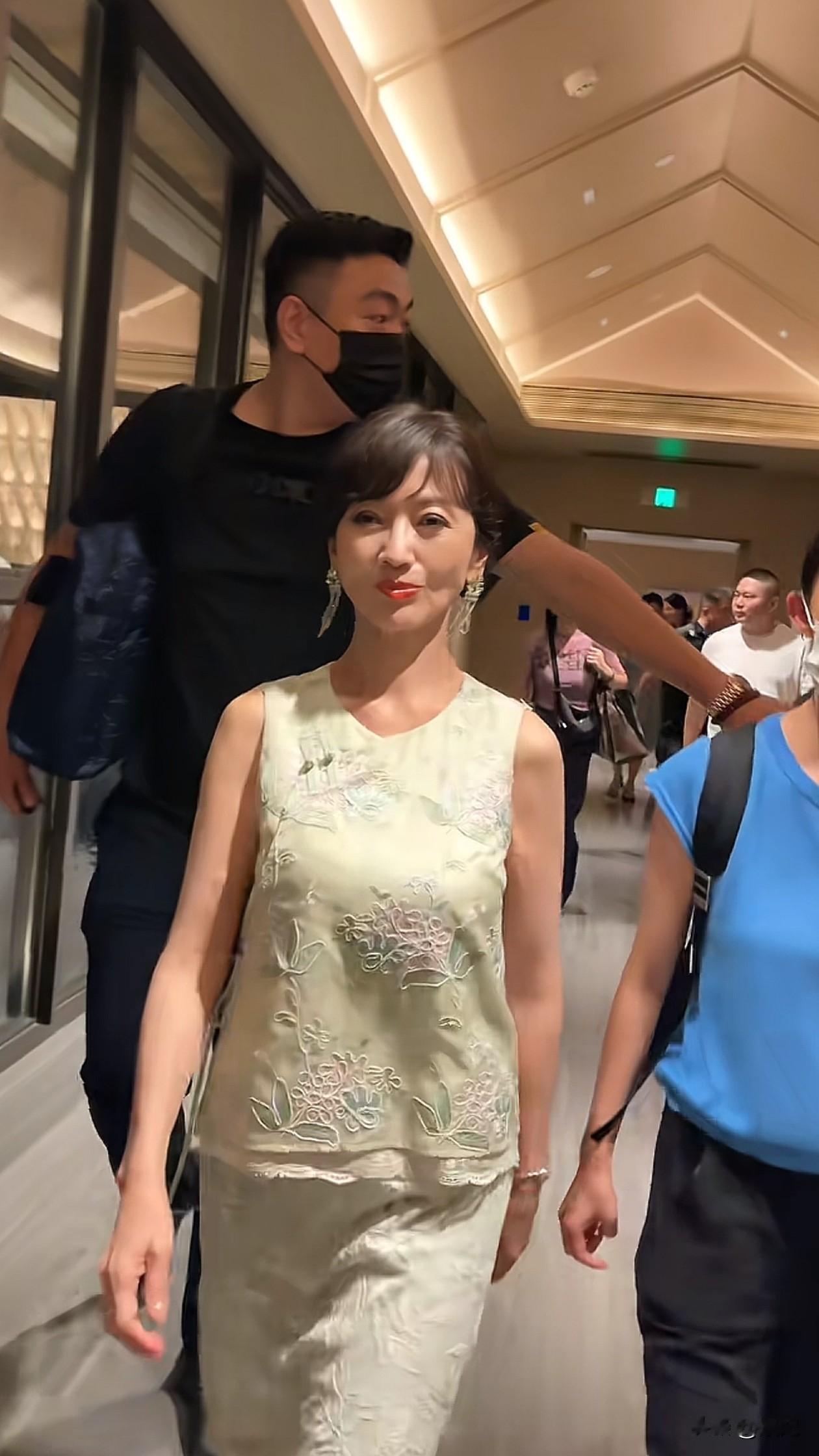 71岁赵雅芝日常穿搭：背心+半身裙，优雅又时尚，状态好得像45岁