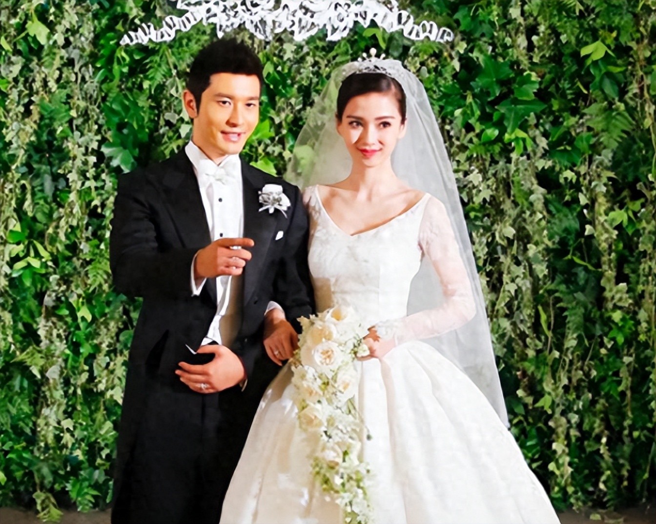 48岁的黄晓明再次官宣喜讯,离婚3年后,杨颖却沦落到直播带货