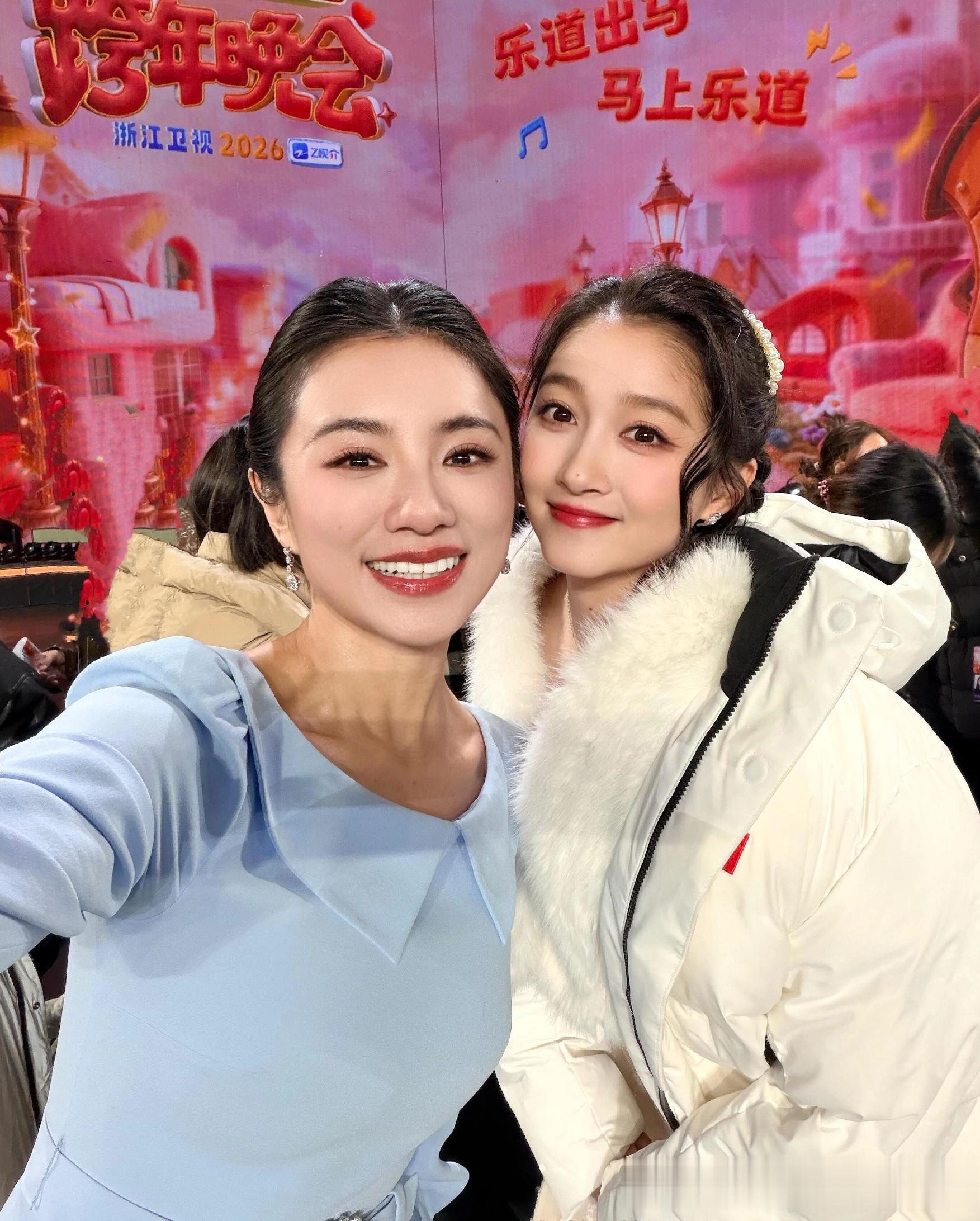 主持人伊一分享浙江卫视跨年美照，穿蓝色礼服裙发簪低挽好漂亮