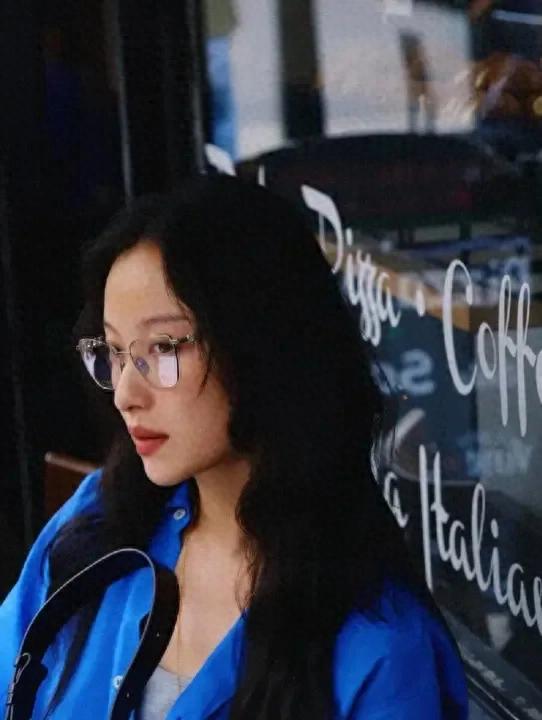 网友伦敦偶遇倪妮，蓝衬衫配自然卷长发，松弛氛围美出新高度