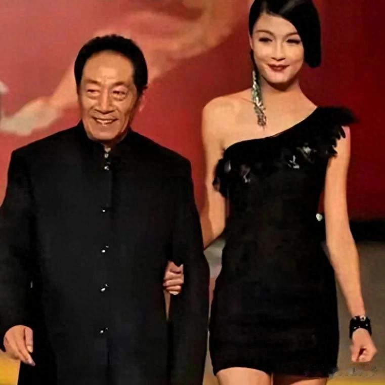 不顾家人反对，执意嫁给68岁的王奎荣，惨遭群嘲的她如今怎样了？