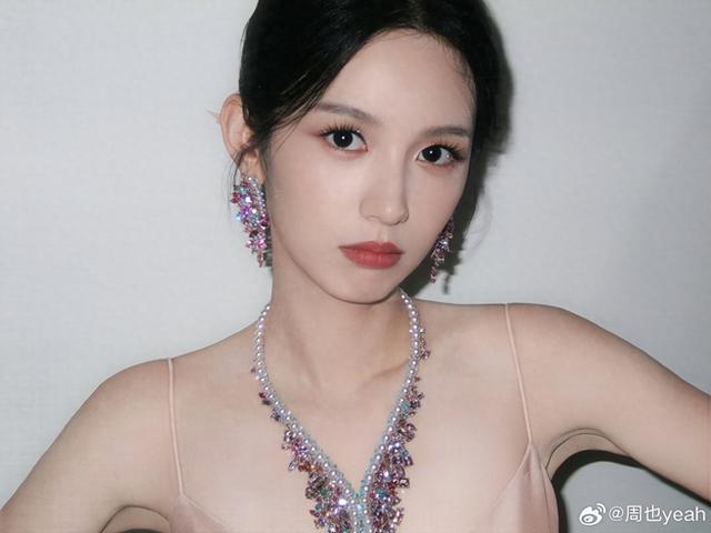 周也四宫格美图来啦