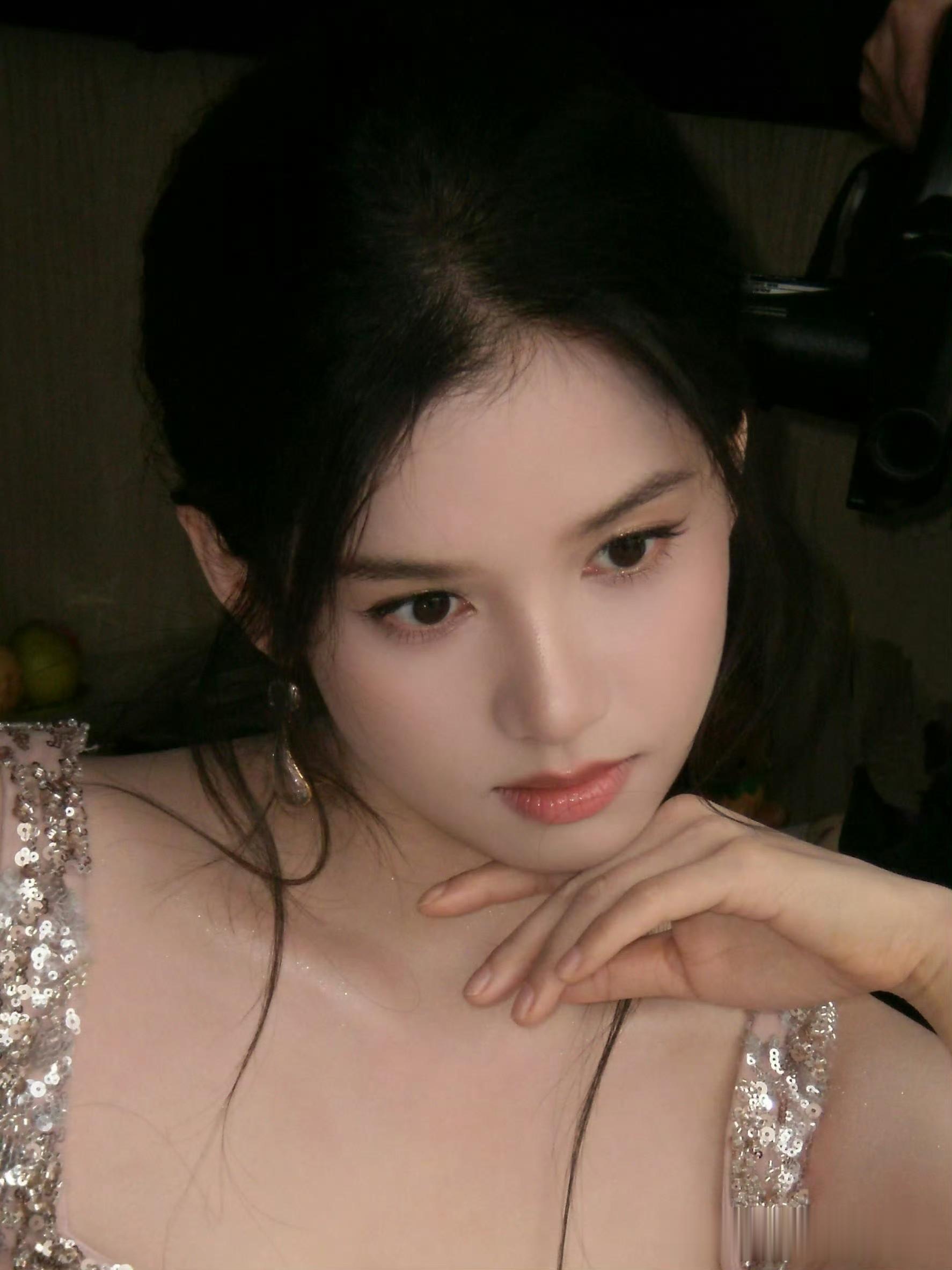 张婧仪：碎光裙间，柔眸携莓意，氛围感拉满