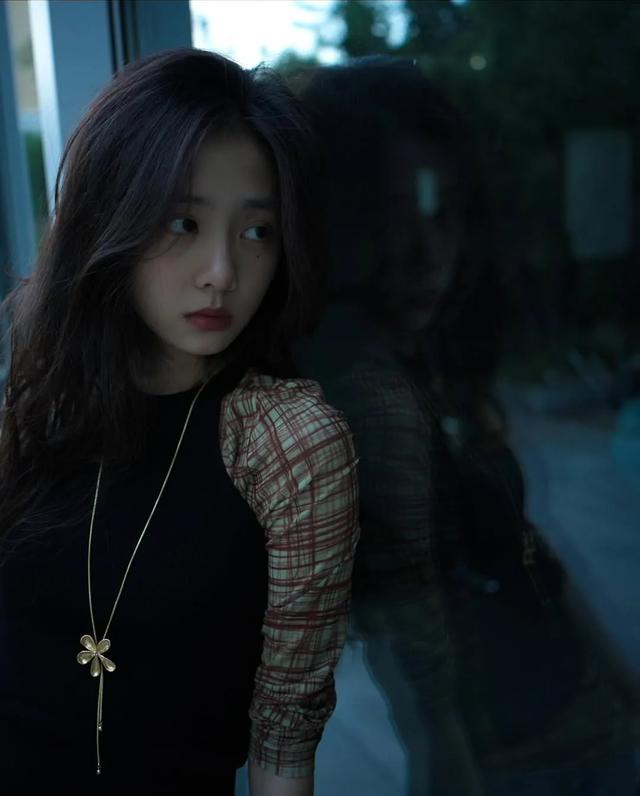 黄磊孙莉大女儿晒美照，19岁黄多多打扮酷girl范，颜值气质太优越