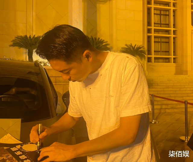 王雷接老婆李小萌下班，穿着迪奥还抹了发胶，两口子都好显年轻