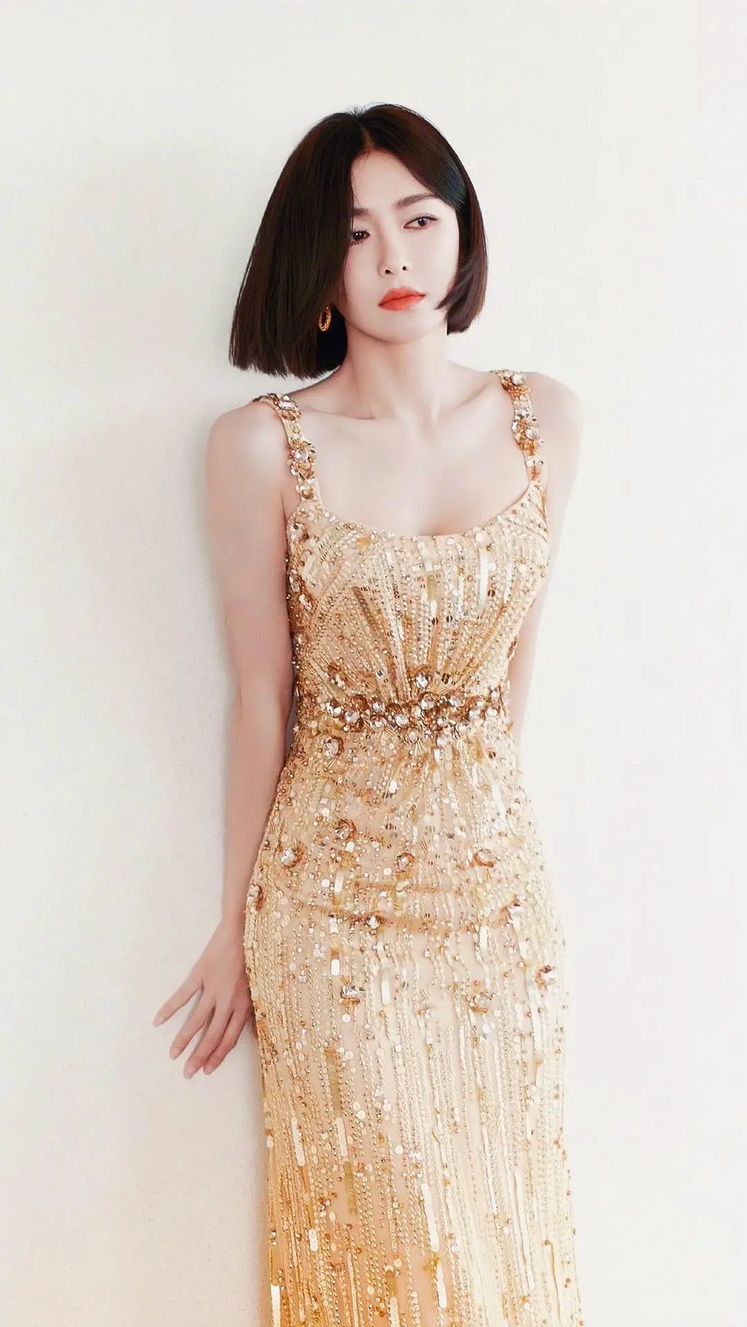 秦岚气质优雅，魅力十足