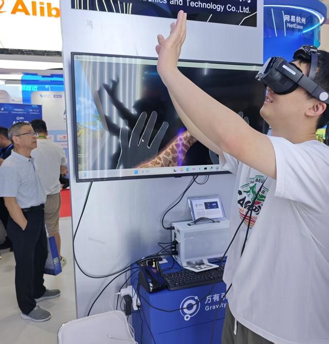 我们逛了链博会1.4万平数科馆，深扒黄仁勋盛赞的“中国供应链奇迹”